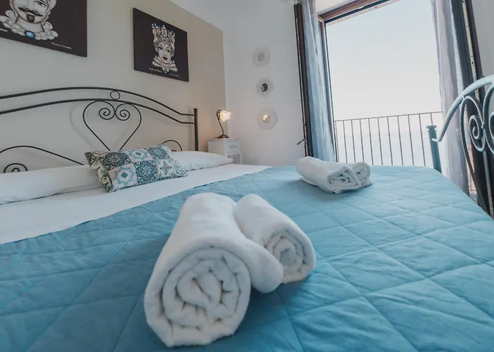 Tra La Rocca E Il Mare Di Cefalu